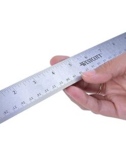 Metalen liniaal van roestvrij staal. Voorzijde voorzien van een 30 cm / 12 inch verdeling. Achterzijde heeft een anti-sliplaag van kurk. Lengte 30cm.