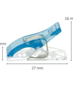 quilten en ander creatief werk. De clips laten geen gaatjes achter en zijn daarom ideaal als vervanging voor spelden. Elke clip gaat wijd open om gemakkelijk meerdere lagen stof vast te houden. De basis van de clip is plat zodat de naaivoet gemakkelijk kan worden ingetrokken. De clip heeft ook 3 markeerlijnen om de afstand tot de stofrand te meten. De clips zijn gesorteerd per 60 stuks in meerdere kleuren. Afmeting: 27x10mm. Verpakking voorzien van europonsing.