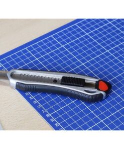 Zeer robuuste aluminium metalen behuizing. Ergonomisch gevormde Soft Grip handgreep. Mesgeleider gemaakt van metaal. Met automatische vergrendeling. Verwijderbare eindkap voor het verwijderen van gebruikte messen. 5 jaar garantie. Verpakking blister kaart met europonsing.
