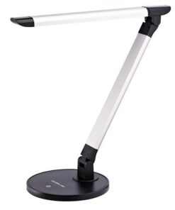 Moderne energiezuinige bureaulamp met stabiele voet. De kop en arm is in hoogte instelbaar en samen te vouwen. De lamp is in 3 standen dimbaar met 'touch'-functie. Kleur zilver/zwart * vermogen: 8 watt * lichtstroom: 600 lumen * lichtsterkte: 1000 lux op 35 cm afstand * levensduur: 35.000 uur * lichtkleur: 6000 K daglicht wit * energieklasse: A