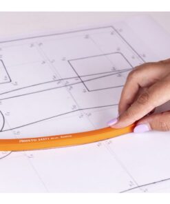 zelfs nadat de liniaal van het blad is gelicht. Even geschikt voor het verwijderen van de rondingen van een driedimensionaal object. Het buitenste materiaal is bovendien voorzien van opstaande randen om ideaal te kunnen tekenen met verschillende pennen en zo vlekken van inkt of inktlijnen te voorkomen. Flexibele kromming linialen zijn zeer geschikt voor het snijden van patronen in de kleermakerij