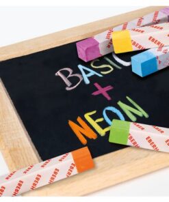 Bordkrijt voor thuis en school. Zand- en stofvrij. Gemakkelijk uit te vegen. Voorzien van een papieren banderol om de vingers te beschermen. Deze set wordt geleverd met 6 neon kleuren en 6 standaard kleuren. Vierkant assorti 12 stuks in karton etui.