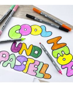 Viltstiften met schitterende kleuren die soepel over het papier glijden. Kinderen zullen hun eerste succes hebben met deze viltstiften. Doordat deze stift 2 verschillende punten heeft met verschillende schrijfbreedtes creëer je de leukste effecten. Deze stiften zijn uitwasbaar uit de meeste soorten textiel. De inkt is op waterbasis. Etui met 20 stuks kleuren incl. neon en pastel kleuren.