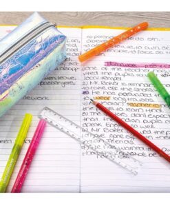Prachtig mooie etui in zeer trendy design door het speciale kleureffect. Een must voor alle studenten. Genoeg ruimte om teken en/of schrijfmateriaal in op te bergen.