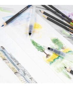 5ml) dat gevuld kan worden met water. De watertoevoer wordt gecontroleerd door een lichte druk op het handvat wanneer het penseel het papier raakt. Voor nat in nat technieken met bijvoorbeeld aquarelverf of potloden. Om het schoon te maken stevig in het handvat knijpen en het vuile water zal van het penseel vloeien. Deze verpakking bestaat uit 3 stuks met verschillende maten: Penseelpunt S