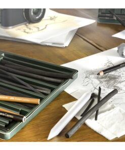 medium en hard. Vetvrije PITT houtskool van de beste kwaliteit in potloodvorm. Één van de oudste schets- en tekenmiddelen. Vooral geschikt voor details. Geeft de diepst mogelijke zwarte kleur en heeft een extreem zachte slijtage. Hoge lichtbestendigheid. Ronde houtskoolstift met bruine lak eromheen.