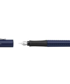 Dankzij de ergonomische zacht rubberen gripzone zorgt de vulpen GRIP voor urenlang onvermoeid schrijven. De vulpen is voor zowel links- als rechts handigen en voorzien van een clip en stevige penpunt. Schrijfdikte F. Houderkleur klassiek blauw met donkergrijze Grip. Inclusief 1 blauwe vulling.
