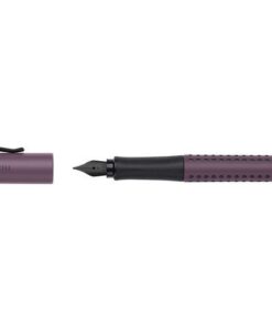 Dankzij de ergonomische zacht rubberen gripzone zorgt de vulpen GRIP voor urenlang onvermoeid schrijven. De vulpen is voor zowel links- als rechtshandigen en voorzien van een clip en stevige penpunt. Kleur: Berry. Penpunt F.