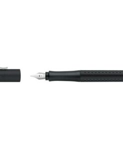 Dankzij de ergonomische zacht rubberen gripzone zorgt de vulpen GRIP voor urenlang onvermoeid schrijven. De vulpen is voor zowel links- als rechts handigen en voorzien van een clip en stevige penpunt. Schrijfdikte M. Houderkleur: Zwart. Inclusief 1 blauwe vulling.