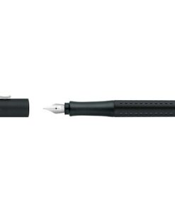 Dankzij de ergonomische zacht rubberen gripzone zorgt de vulpen GRIP voor urenlang onvermoeid schrijven. De vulpen is voor zowel links- als rechts handigen en voorzien van een clip en stevige penpunt. Schrijfdikte F. Houderkleur zwart met zwarte Grip. Inclusief 1 blauwe vulling.