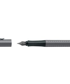Dankzij de ergonomische zacht rubberen gripzone zorgt de vulpen GRIP voor urenlang onvermoeid schrijven. De vulpen is voor zowel links- als rechtshandigen en voorzien van een clip en stevige penpunt. Vulpen Antraciet penpunt M.