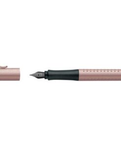 Dankzij de ergonomische zacht rubberen gripzone zorgt de vulpen GRIP voor urenlang onvermoeid schrijven. De vulpen is voor zowel links- als rechtshandigen en voorzien van een clip en stevige penpunt. Vulpen Rosé-Koper penpunt F.