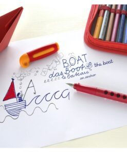 maakt schrijven met inkt tot een succes. Schrijf als een expert met de ergonomische school vulpennen voor rechts- en linkshandige. Ingebouwde stopper: de pen valt niet van het bureau. Houder met raampjes om het inktpeil te controleren. Geschikt voor twee standaard inktpatronen. Ergonomische grip zone voor moeiteloos schrijven stimuleert de drie vingergreep. Vulpen punt met iridium punt voor soepel schrijven