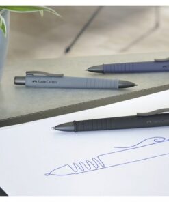 standaard XB vulling (extra breed) met drukknopmechanisme. Balpen met clip. Schrijfkleur blauw.