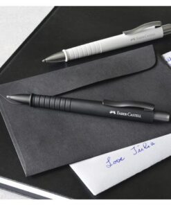 standaard XB vulling (extra breed) met drukknopmechanisme. Balpen met clip. Schrijfkleur blauw. Houderkleur zwart.