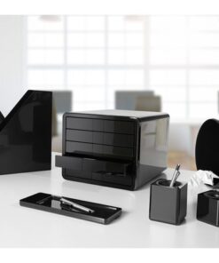 De iLine-serie is een innovatieve bureau-accessoireserie die zich kenmerkt door een elegant design. Stijlvol met hoogglanzende afwerking. Deze serie combineert perfect de vraag naar een mooi design met functioneel gebruik. Strakke lijnen voor het moderne kantoor. De elegant en strak gevormde iLine tijdschriftencassette is geschikt tot C4 formaat papier. Buitenmaat is: h 315 x d 248 x b 76 mm. Kleur zwart.