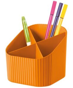 Pennenkoker in modern design met trendy kleuren. 4-vaks verdeling met conische vormgeving. Materiaal PP. 111 x 121 x 106 mm. Kleur orange.