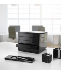 De iLine-serie is een innovatieve bureau-accessoireserie die zich kenmerkt door een elegant design. Stijlvol met hoogglanzende afwerking. Deze serie combineert perfect de vraag naar een mooi design met functioneel gebruik. Strakke lijnen voor het moderne kantoor. De iLine papercliphouder kenmerkt zich door een fraaie en elegant design met grote inhoud. De bovenzijde is magnetisch . Door de rubberen afwerking aan de onderzijde wordt het meubel beschermd tegen krassen en kan het niet wegglijden. Kleur zwart.