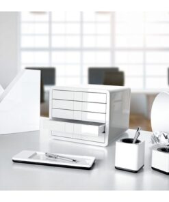 De iLine-serie is een innovatieve bureau-accessoireserie die zich kenmerkt door een elegant design. Stijlvol met hoogglanzende afwerking. Deze serie combineert perfect de vraag naar een mooi design met functioneel gebruik. Strakke lijnen voor het moderne kantoor. Fraaie papierbak met een inhoud van 13 liter. Kleur wit.