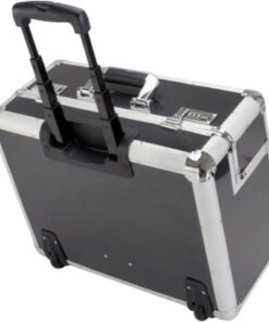 heavy duty handvat en verstevigde randen. Binnenuitvoering: uitneembaar PC of tablet vak. In het uiklapbaar deksel visitekaarthouders en 3 pennenhouder. Zilver kleurig aluminium buitenmaat ca. 39 x 48