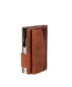 het frame voor de pasjes is aluminium zilver. De pasjeshouder biedt ruimte voor 8 pasjes. De aluminium case beschermt uw kaarten tegen breken en door de RFID beveiliging ook tegen ongewenste draadloze communicatie.