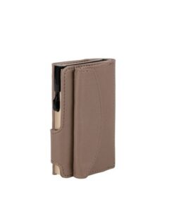 het frame voor de pasjes is aluminium champagne. De pasjeshouder biedt ruimte voor 8 pasjes. De aluminium case beschermt uw kaarten tegen breken en door de RFID beveiliging ook tegen ongewenste draadloze communicatie.