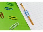 Paperclip Kangaro 25 mm, assorti kleuren, 200 stuks in ronde box met deksel