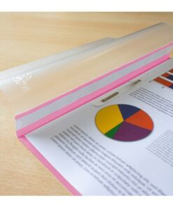 Lichte uitvoering snelhechtermap van PP. Voorzijde in helder transparant PP met een witte indicatiestrook over de volle hoogte. Achterplat en rug in gekleurde folie. Verpakt per 25 stuks in krimp. Formaat A4. Kleur roze.
