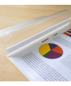 Lichte uitvoering snelhechtermap van PP. Voorzijde in helder transparant PP met een witte indicatiestrook over de volle hoogte. Achterplat en rug in gekleurde folie. Verpakt per 25 stuks in krimp. Formaat A4.