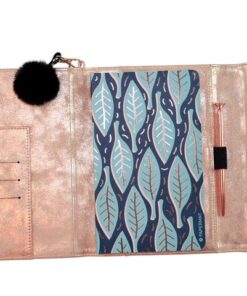 Luxe omslag waarin een A5 notitieboek zit. Kleur zilver/brons. Formaat A5. De binnenkant van de omslag is voorzien van penlus en insteekvakjes voor papier en creditcards. Het notitieboekje heeft een stevige omslag met 160 paginas 80 grams blanco papier. Materiaal omslag PU Leather. De omslag sluit met een magneet en is voorzien van een verwijderbare embellishment.