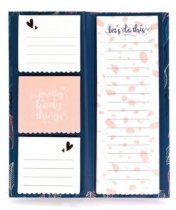 Hardcover langwerpig boekje met 4 verschillende blokjes sticky notes. Diverse motieven in de kleuren wit-roze met goud accenten. De blaadjes zijn voorzien van een 15mm plakrand waardoor makkelijk verplaatsbaar. Elk blokje bestaat uit 40 vel 80 grams FSC papier. De sticky notes zijn ideaal voor individuele berichten die extra aandacht vragen en blijven plakken op papier en diverse ondergronden.