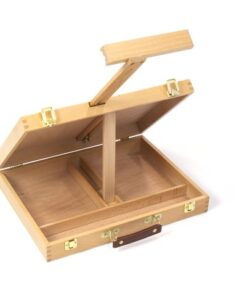 Kistezel Kangaro met handvat. Afmeting 40x30x7.5cm. Materiaal beukenhout. Deksel verstelbaar door steun voor 3 standen. Binnenmaat 28x38x4cm en voorzien van 3 vakken. Voorzien van 2 verstelbare houders voor canvas tot 70cm. Deksel is afsluitbaar met 2 goudkleurige sluitingen. Het hout is afgewerkt met een water gedragen lak ter bescherming.