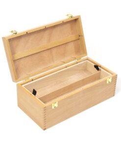 Schilderskist Kangaro met inzetbak en vakverdeling. Formaat 40x19.5x15.5cm. Materiaal beukenhout. Voorzien van handvat en afsluitbaar met goudkleurige sluitingen. Vakverdeling kist is naar eigen inzicht in te delen. Binnenmaat 36x15.5x5cm. Het hout is afgewerkt met een water gedragen lak ter bescherming.