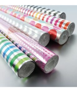 Verpak uw cadeaus snel en stijlvol in mooi Kangaro cadeaupapier. De trendy designs geven uw cadeau al voor het uitpakken een heel bijzonder en persoonlijke touch. Assorti patronen en kleuren in metallic voor diverse gelegenheden. Afmeting per rol 70 x 200 cm.