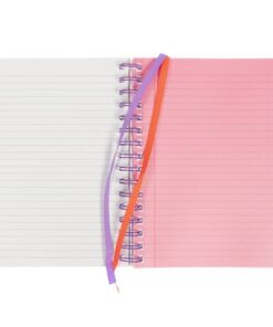 4-in-1 Schrift Beach Happy glitter roze met PP voor en achterblad met popcorn motief. Formaat A5. Spiraal gebonden. 200 Pagina's gelinieerd FSC papier 70 grams met kantlijn. Schrift is afsluitbaar met een paarse elastiek en heeft 2 gekleurde leeslinten. Met 4 uitneembare gekleurde tabbladen. Inhoud 2 stuks.