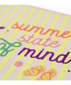 Etui Beach Happy geel gestreept met quote 'summer state of mind'. Formaat 15x10cm. Afsluitbaar met rits en voorzien van embellismenten bloem en linten. Etui is voorzien van binnenvoering. Ook zeer handig als opbergtasje.