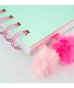 Het collegeblok is gemaakt van 70 grams papier. Er zitten 160 bladzijden in het collegeblok. Het blok is gemaakt van FSC MIX papier. Zonder microperforatie en zonder gaten.