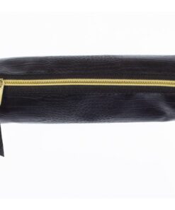 Etui Pure Croco zwart rond met krokodil motief. Formaat 20x6x6cm. Materiaal PU. Afsluitbaar met rits en voorzien van embellisment lint. Etui is voorzien van binnenvoering. Ook zeer handig als opbergtasje.