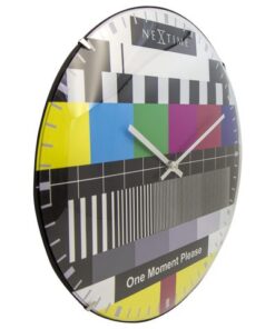 de bolvormige glasplaat voor de wijzerplaat beschermt de wijzers en geeft deze klok een unieke uitstraling. Met geruisloos uurwerk. Het kleurenpalet van het testbeeld is wereldwijd bekend en dit beeld werd een tv-icoon in iedere huiskamer. Deze klok is een leuke manier om een spraakmakend object aan iedere ruimte toe te voegen. Afm. 35 cm.