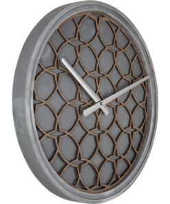 Dit klassieke en minimalistische ontwerp met een twist op het materiaal zal deze mooie klok de eyecatcher zijn waar je hem ook neerzet. De houten structuur zorgt ervoor dat het beton iets minder grof wordt. Dit geeft een rustiek en kalmte in huis die je nodig hebt in het drukke dagelijkse leven.