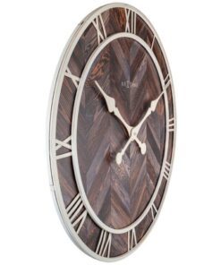houten klok heeft een witte metalen index met Romeinse cijfers en elegante witte wijzers. De combinatie van verschillende kwaliteitsmaterialen en een decoratief visgraatpatroon geeft deze klok een speciaal design. De klok is stil en werkt op 1x AA-batterij (niet inbegrepen). ).