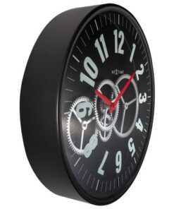 een zwarte kast en een duidelijke witte cijferindex die op de glasplaat is gedrukt. Dit ontwerp heeft een eigen draai geven aan een klassiek gear klok ontwerp door de combinatie van moderne rode wijzers