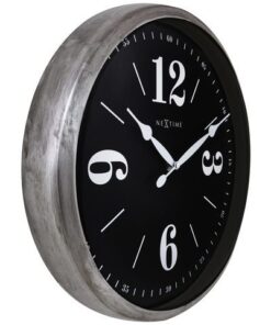 maar toch industriële en eigentijdse uitstraling geeft. De zwarte wijzerplaat heeft een witte index met romantische stijl cijfers en strepen en heeft een trendy koepelvormig glas. Het is duidelijk een tijdloos stuk dat elk interieur stijl past. Deze klok werkt op 1 x AA batterij (niet inbegrepen)