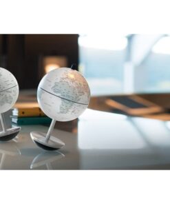 Globe op een voet met bolle onderkant. De globe heeft een aluminium / rubberen voet. De kaart is wit / grijs. Doorsnee 11cm.