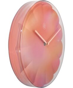 De nXt "Sweet" is een wandklok (Ø 20 cm) gemaakt van plastic in een koraal kleur. De golvende afgeronde randen en diepere lijnen in combinatie met de kleur geven het een zachte uitstraling. De klok heeft een transparante laag bovenop. De roze stick vormige wijzers geven de klok een moderne twist. Deze klok werkt op 1 x AA batterij (niet inbegrepen)