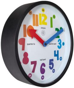De nXt "Sophia" is een funky ronde wandklok (26cm). De plastic klok heeft een zwarte kast en een witte wijzerplaat met duidelijke en kleurrijke index nummers. De klok is perfect om te leren klokkijken. Deze klok is stil en werkt op 1 AA-batterij (niet inbegrepen).