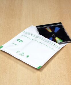 aan de buitenzijde van taai chloorvrij 90 grs kraft in wit. De binnenzijde is voorzien van een polyethyleen beschermlaag en geheel bekleed met schokdempende luchtgevulde noppenfolie. Buitenmaat CD 180x165mm. 5 stuks. Kleur wit.