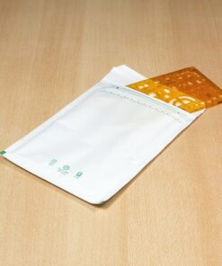 aan de buitenzijde van taai chloorvrij 90 grs kraft in wit. De binnenzijde is voorzien van een polyethyleen beschermlaag en geheel bekleed met schokdempende luchtgevulde noppenfolie. Buitenmaat D14 200x 275mm. Binnenmaat180x265mm. Doos à 100 stuks. Kleur wit.
