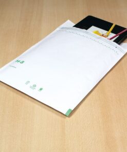 aan de buitenzijde van taai chloorvrij 90 grs kraft in wit. De binnenzijde is voorzien van een polyethyleen beschermlaag en geheel bekleed met schokdempende luchtgevulde noppenfolie. Buitenmaat H18 290x370mm. Binnenmaat 270x360mm. Doos à 100 stuks. Kleur wit.