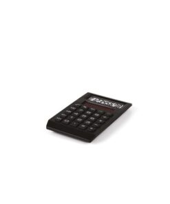 Milieuvriendelijke desktopcalculator waarvoor geen batterijen nodig zijn. Het gebruikte materiaal bestaat voor 70% uit gerecycled plastic. Extra groot zonnepaneel voor batterijvrij gebruik. Automatische uitschakeling. Geheugen met 4 knoppen. Antislip rubber bescherming. 3 jaar garantie. Afmetingen LxBxH: 70 x 118 x 13 mm. RAL-UZ 116 certificaat.